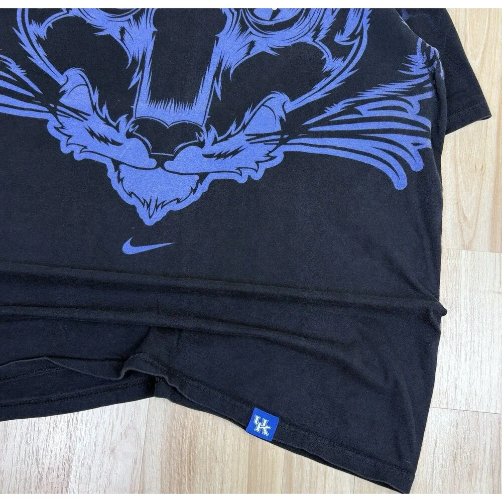 Men’s Nike Kentucky Wildcats Big Graphic Center Swoosh T-Shirt / Medium / Black